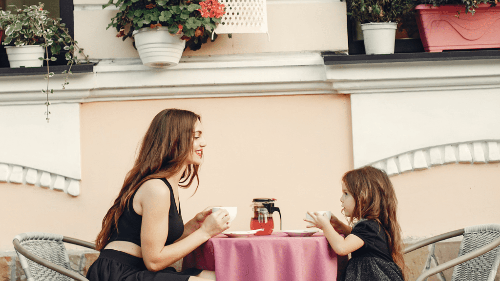 Kobieta i dziewczynka siedzące w kawiarni