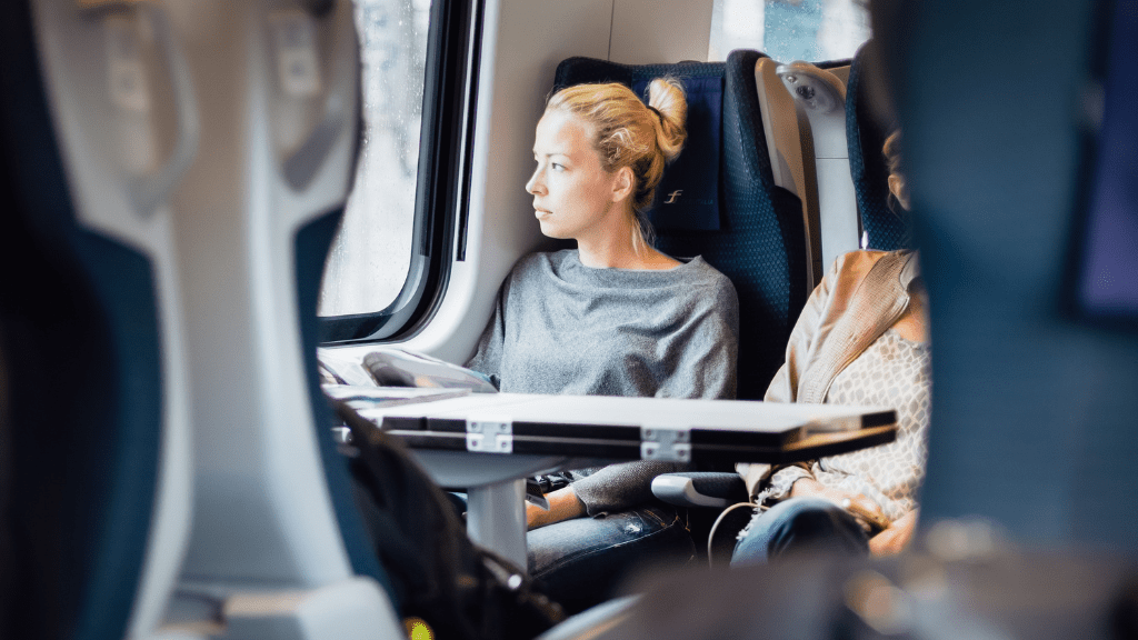 kobieta siedząca w pociągu