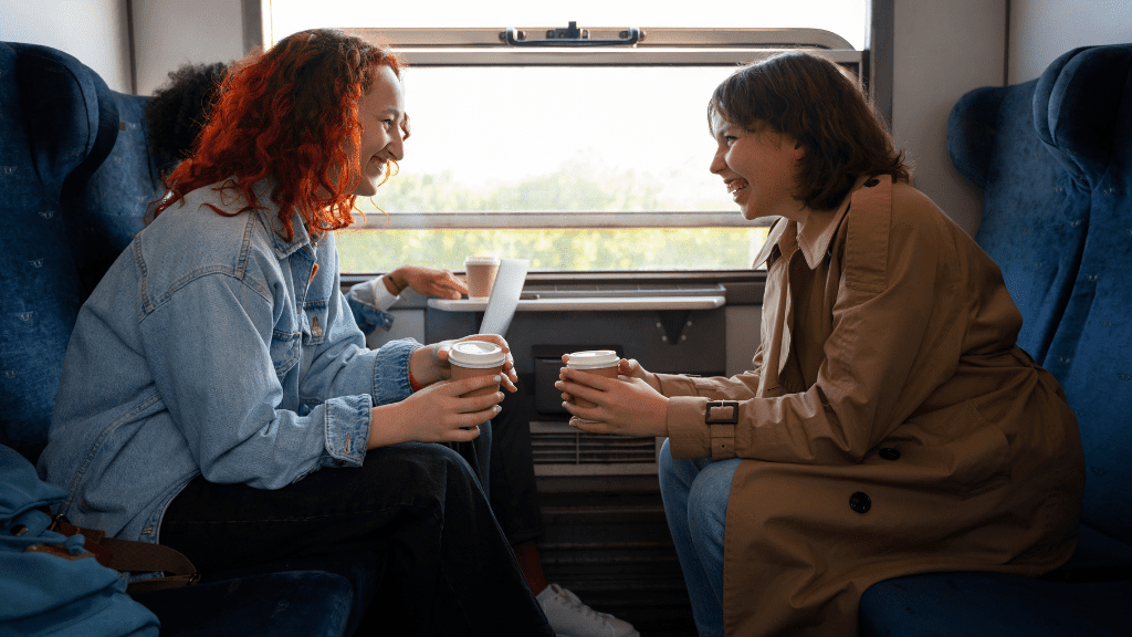 Kobiety siedzące z kawą w ręku