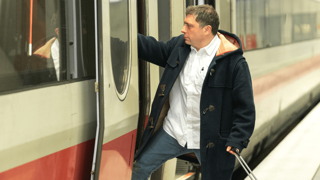 Mężczyzna wchodzący do pociągu