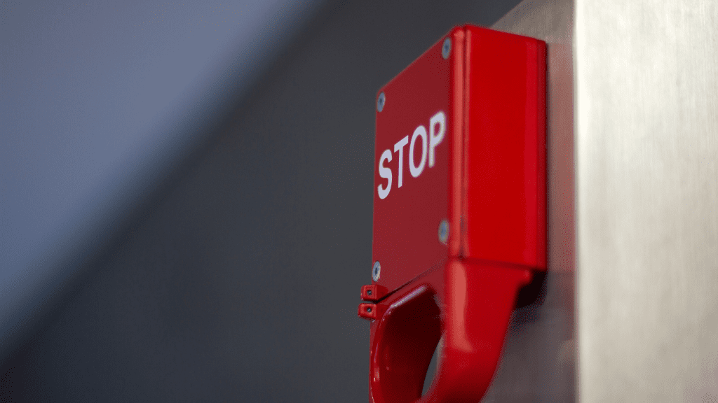 znak hamulca bezpieczeństwa w pociągu