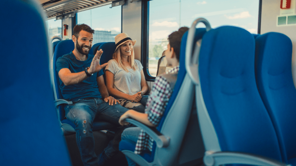 pasażerowie w pociągu