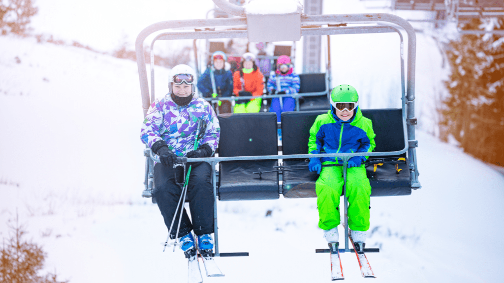dzieci w ośrodku narciarskim - ferie zimowe śląskie atrakcje