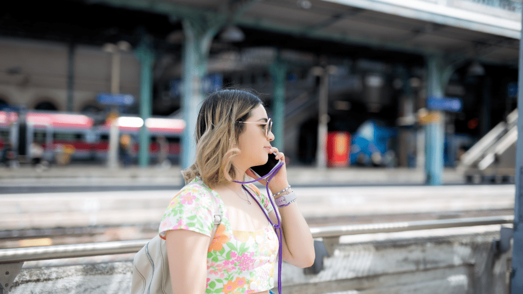 Kobieta rozmawiająca przez telefon