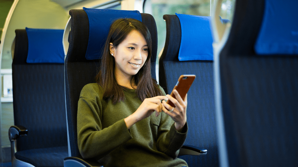 Kobieta korzystająca z telefonu