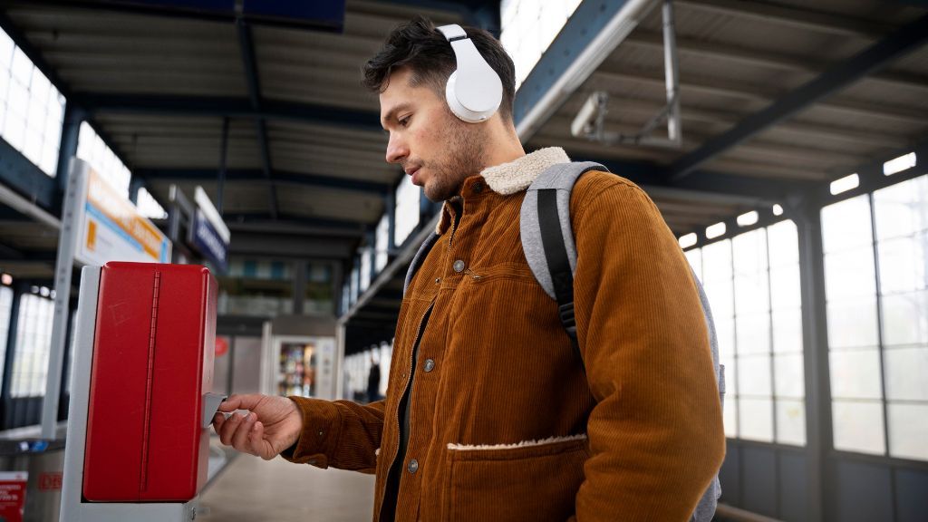 Mężczyzna kupuje bilety