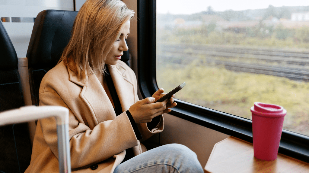 kobieta patrząca w telefon