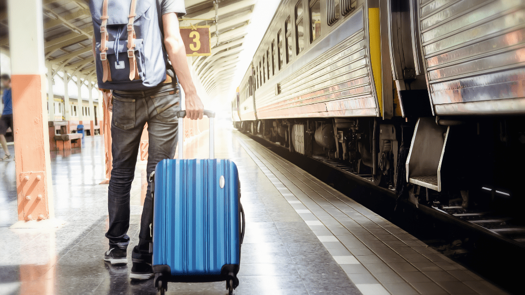 mężczyzna na dworcu z walizką