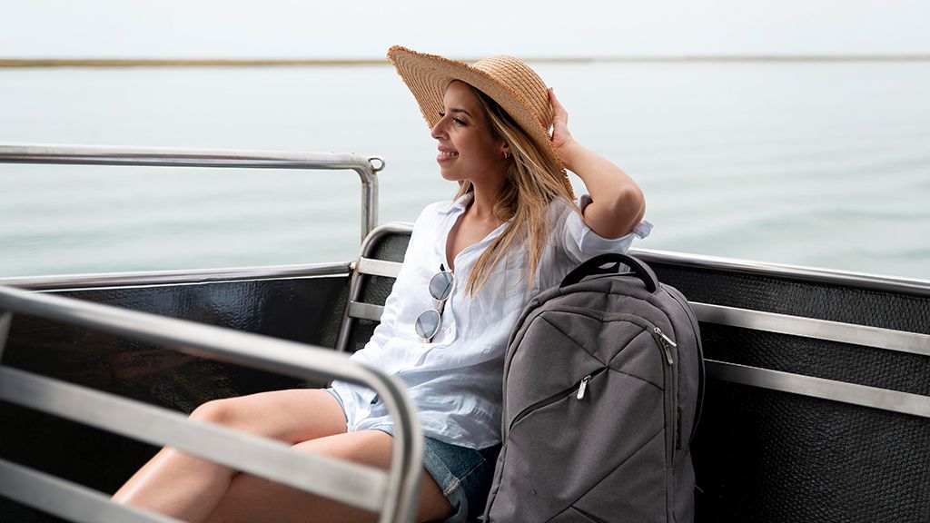 Kobieta siedząca na statku