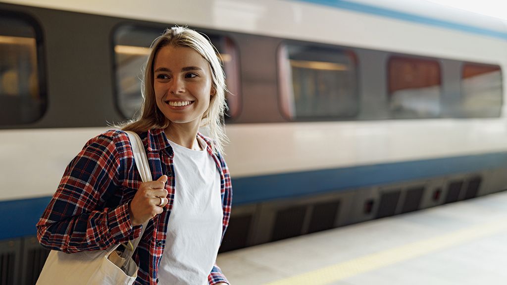 kobieta z dzieckiem w pociągu