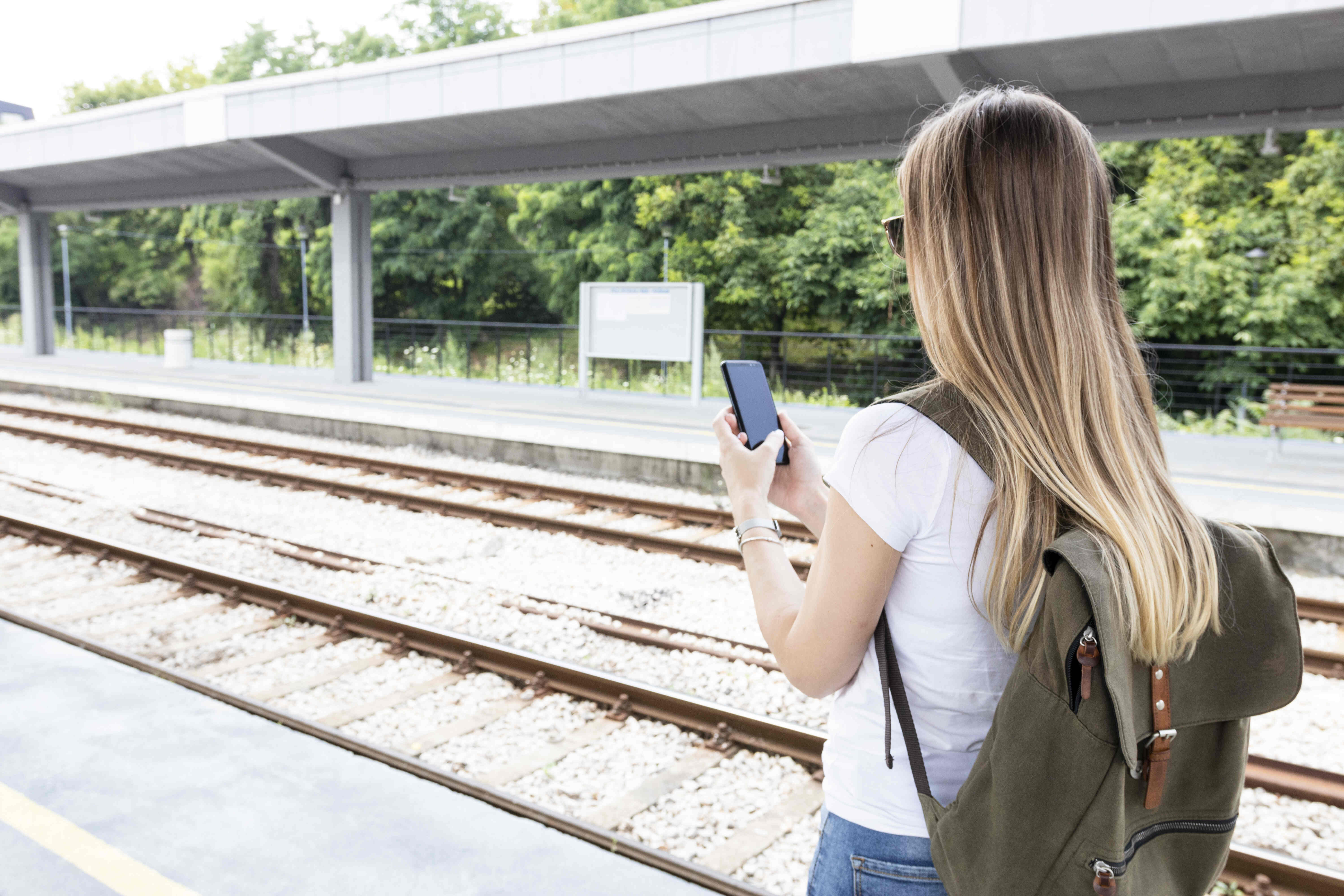 Kobieta na dworcu