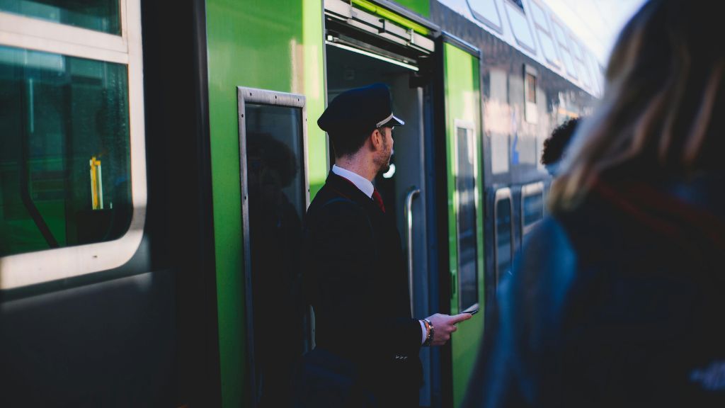 Konduktor przed pociągiem