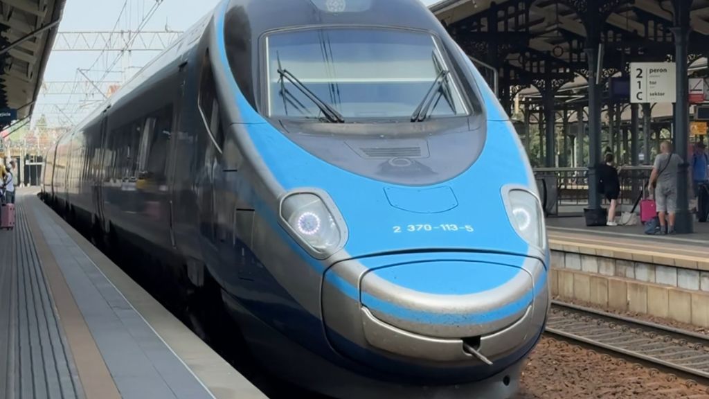 Pociąg Pendolino na peronie