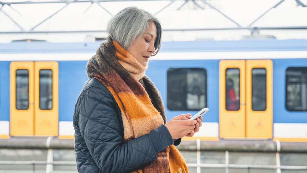 Kobieta stojąca na peronie