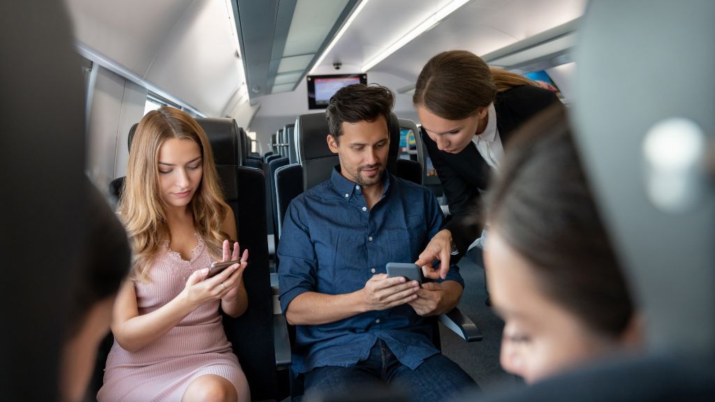 Konduktor sprawdza bilety