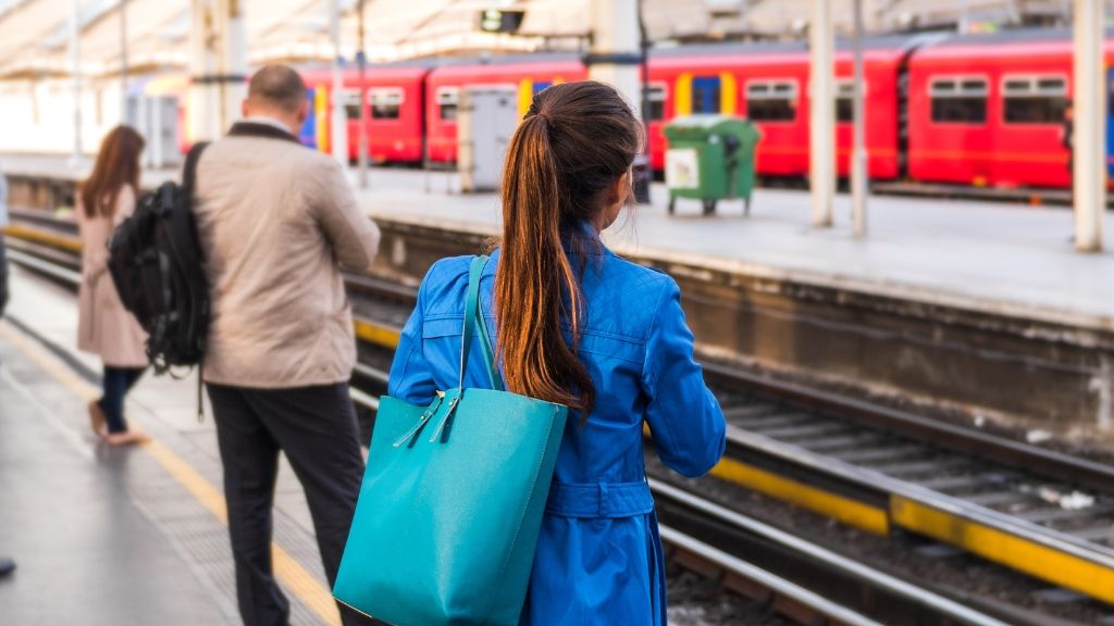 Ludzie czekający na pociąg