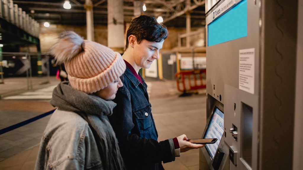 Osoby kupujące bilet na stacji