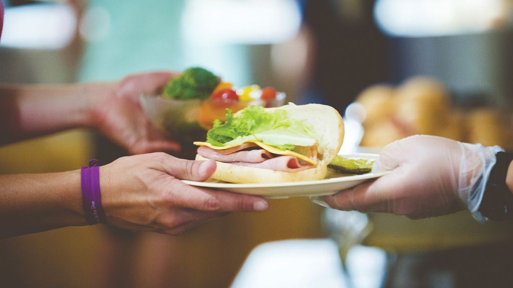 Klientka odbiera gotowy posiłek