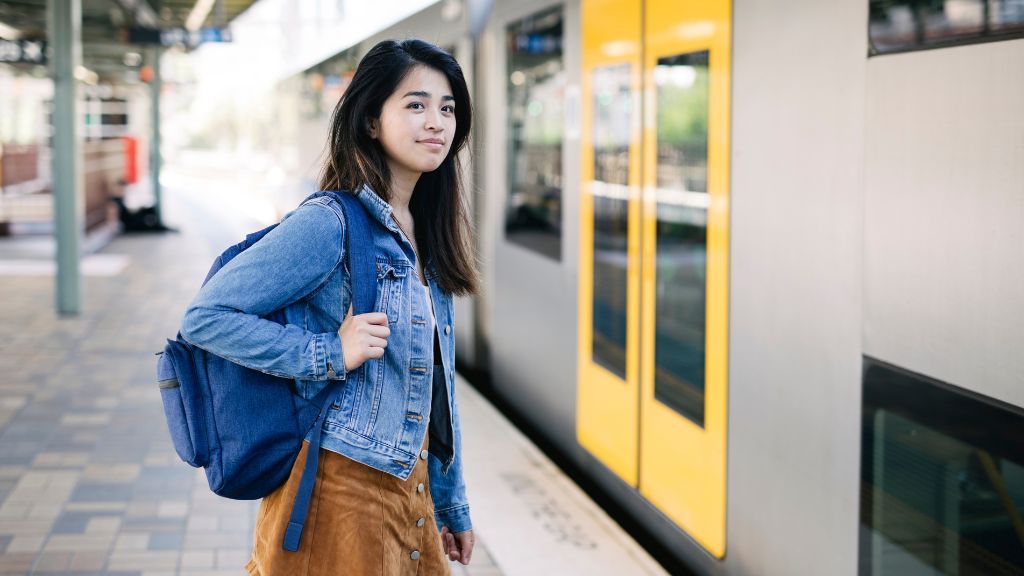 Kobieta stojąca na peronie