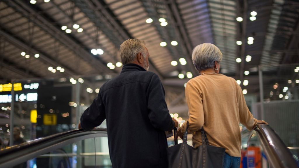 Seniorzy na dworcu – bilet dla seniora w pociągach