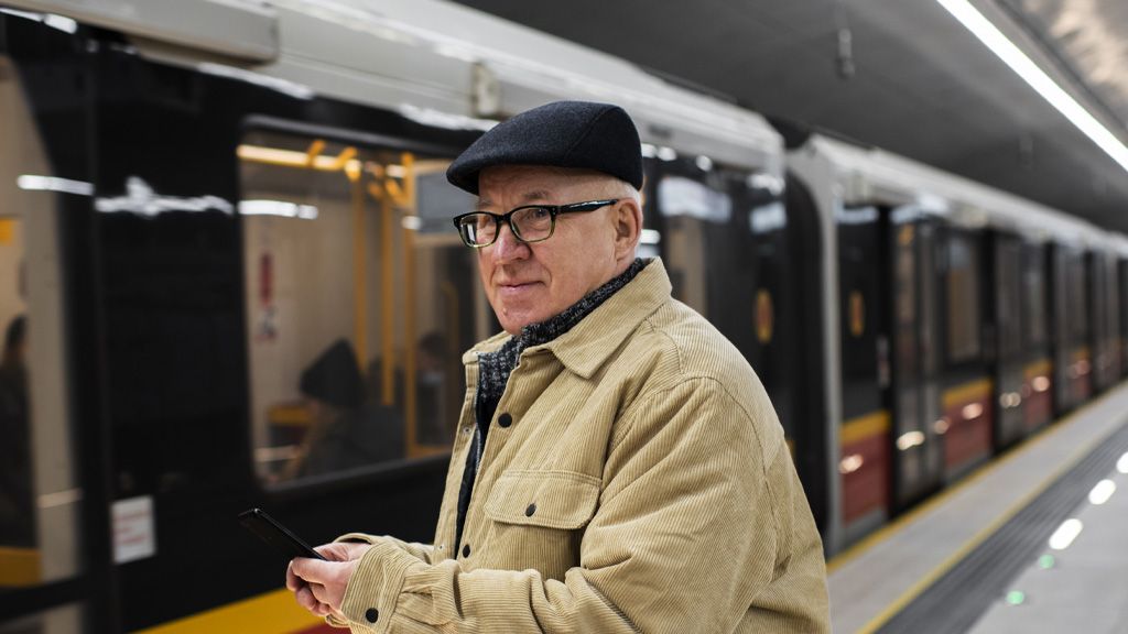 Starszy pan przy pociągu