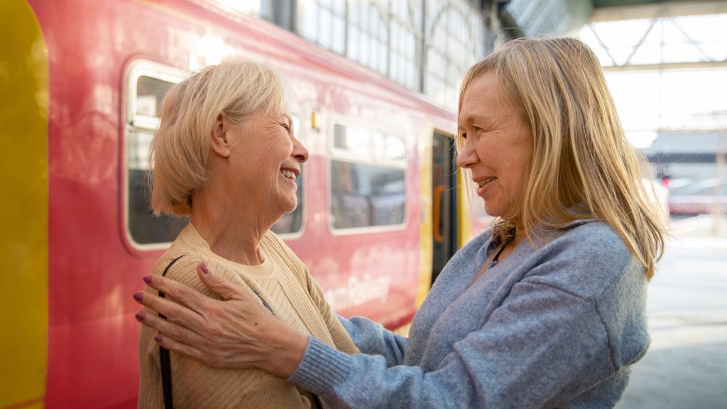 Kobiety stojące przy pociągu
