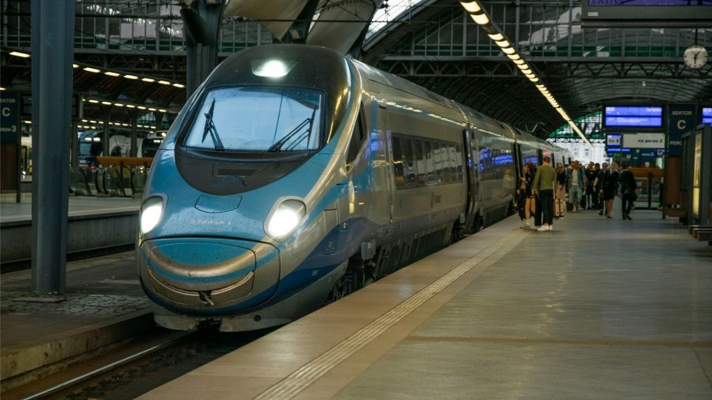 Pociąg Pendolino na peronie - czy obowiązują zniżki na Pendolino dla emerytów