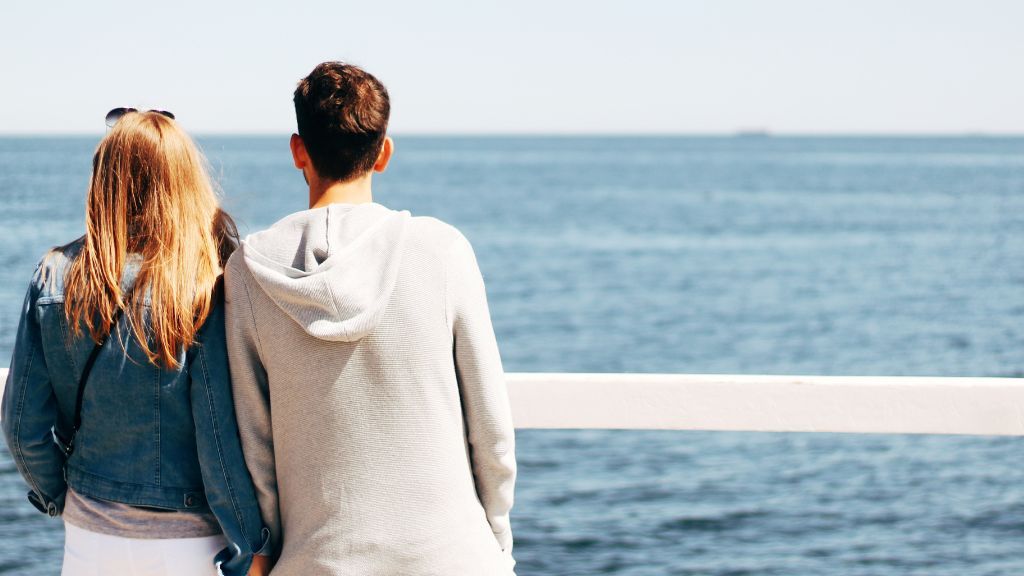 kobieta i mężczyzna patrzący na morze