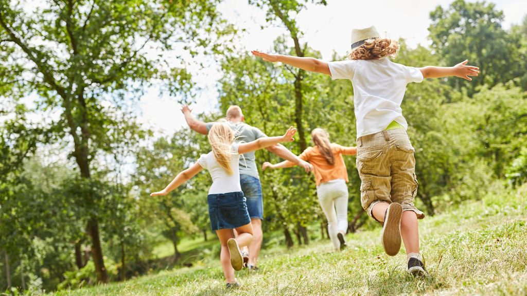 Rodzina z dziećmi w parku