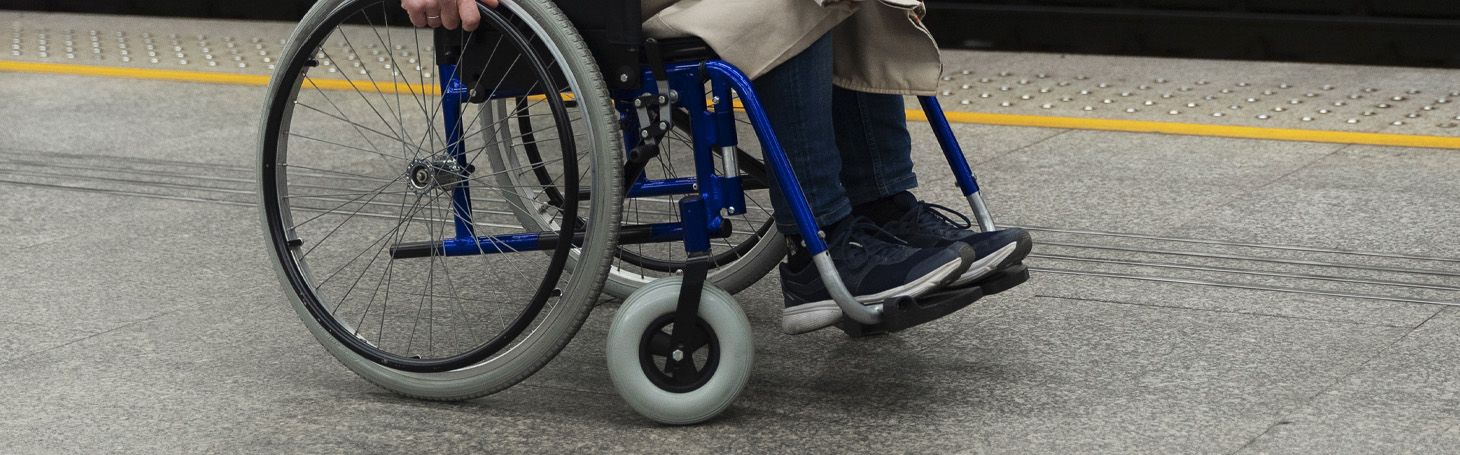 Osoba na wózku na peronie