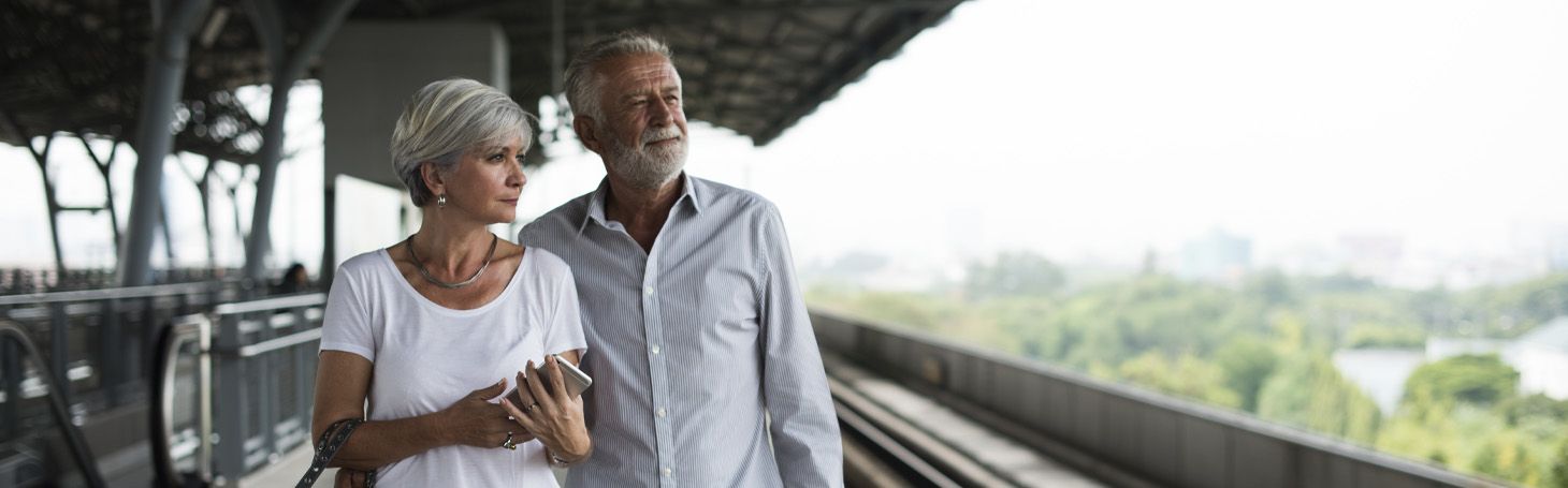 Starsi ludzie na peronie dworca