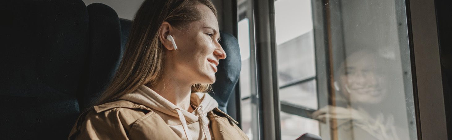 Młoda kobieta w pociągu